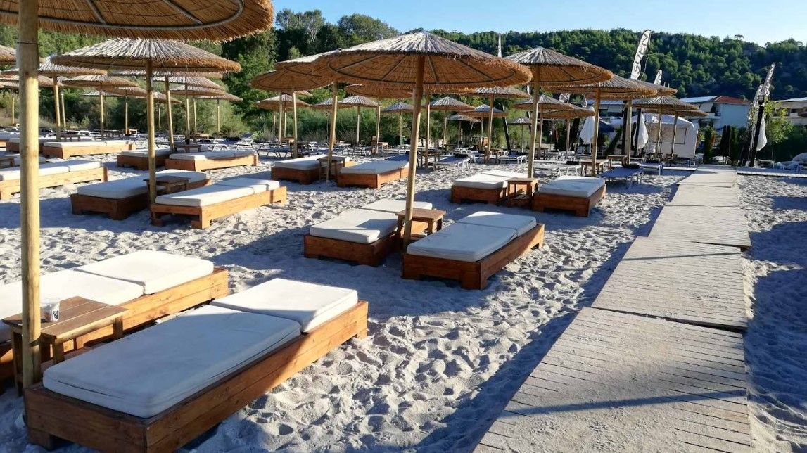sunbeds kaviou beach