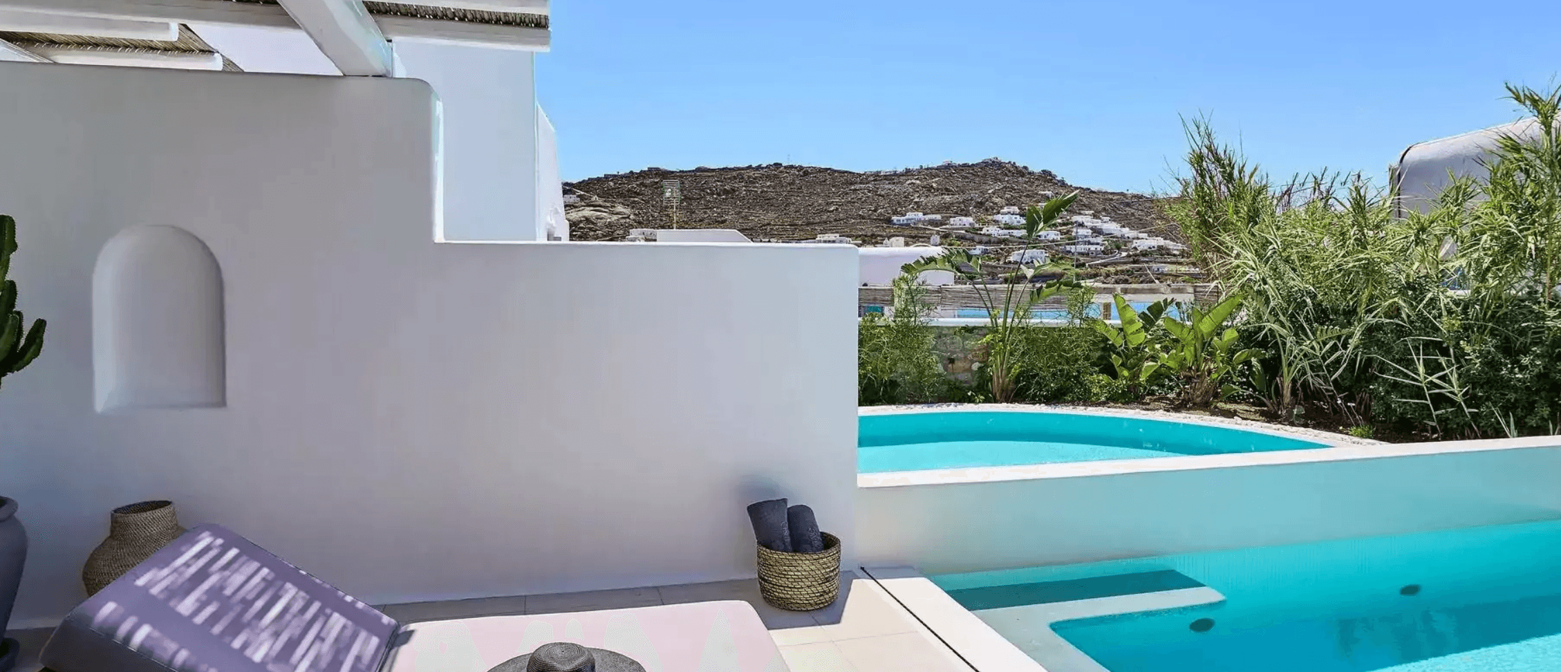 © adornosuites.com