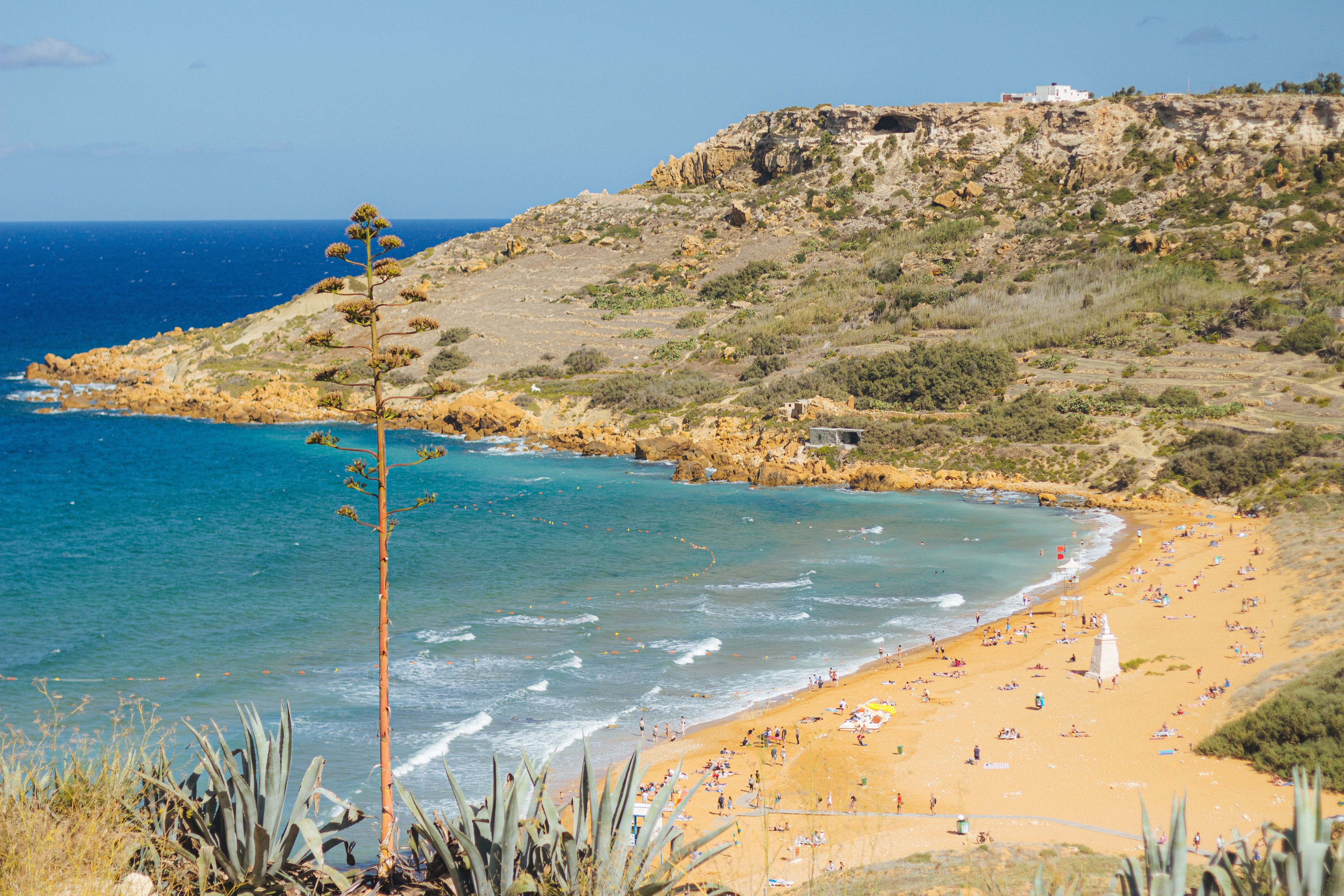 beautiful-picture-coastline-with-lot-people.jpg
